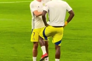 C罗赛前热身时指导杜兰，球迷：C罗喜欢和想要学习的人相处！