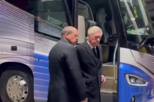 风度！😡安切洛蒂黑着脸离开球场，遇到小球迷仍然满足合影要求