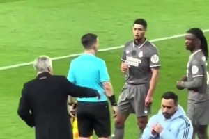 摇头不解！贝林厄姆对安切洛蒂场边的临时战术安排感到困惑