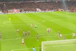 阿森纳球迷：上次看到这么精彩的任意球还是在10分钟前😁