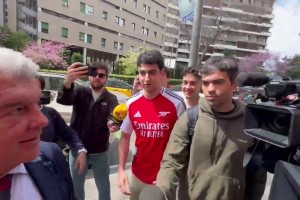 哈哈！记者给拉波尔塔说：主席，我给你带来了一份小礼物😁