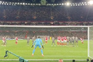 真的无解！球门后视角观看赖斯的两个任意球，库尔图瓦鞭长莫及