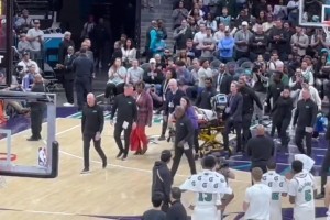 新秀韦尔斯重摔在地被担架送出场治疗！全场球迷给与鼓劲祈祷☹