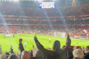 North London Forever！皇马球员落寞离场，现场枪迷高歌庆祝