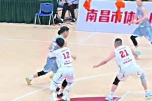 这短短的二十秒发生了：韩旭投篮不进，李梦摔倒，黄思语三分命中