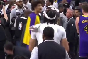 关系一看就很铁！赛后里夫斯一下子蹿到浓眉身上，来了个熊抱