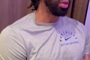 6年并肩作战啊！赛前跳球 浓眉上前拥抱致意好兄弟詹姆斯！