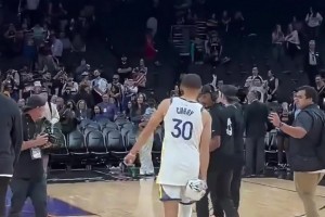 这一刻库里不是超级巨星，而是有爱的舅舅 ...