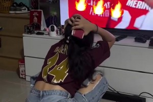 激动坏了！阿森纳3-0皇马，女枪迷在电视机前疯狂庆祝