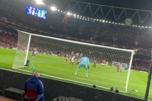 在卡马文加被罚下时，卡拉菲奥里和哈弗茨互相看着对方笑🫠