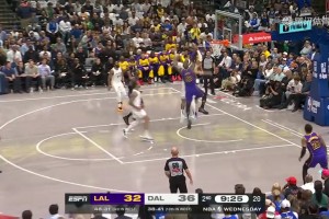 🤯这40岁？里夫斯高抛妙传 詹姆斯高高跃起献单臂空接炸扣！