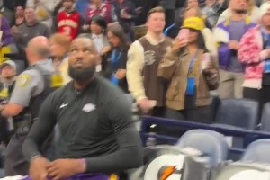 东契奇：我和老詹说好了，下赛季把你交易回来！浓眉：一言为定啊