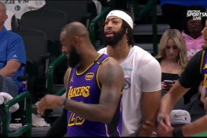 左右为男🤣詹姆斯&海斯“欺负”前队友 把浓眉夹中间推来推去