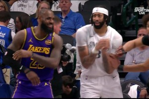 注意点影响！🤣老詹&海斯又在场上和浓眉打情骂俏！