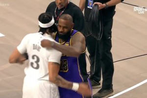 两个月没见，詹姆斯和浓眉这个手势依旧这么熟练啊