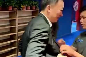 执教能力还是厉害！青岛晋级，刘维伟赛后更衣室被泼水庆祝！😂