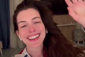 真爱粉！阿森纳赢下皇马后，安妮海瑟薇演唱阿森纳队歌🥰