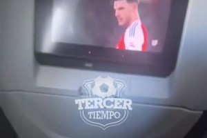 国内航空也需要这个！球迷在飞机上观看欧冠阿森纳vs皇马