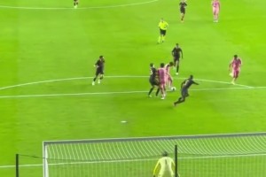 气氛太棒了！现场直拍迈阿密球迷对梅西两粒进球的疯狂反应！