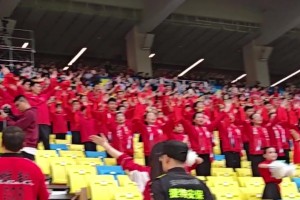 “蓉城红，映春日” ，600名“小树苗”亮相公益看台为球队助威