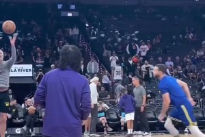 赛前就扣一扣吧！库里的热身还是那么有意思！