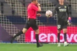 申花女球迷大喊：傅明，黄牌！😅