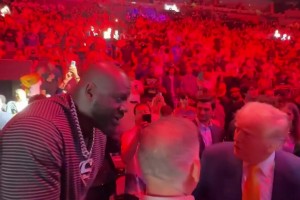 美国总统特朗普现场观战UFC，奥尼尔上前与其打招呼！