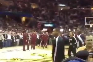 詹姆斯当年加盟热火后重返克里夫兰，骑士主场漫天嘘声震耳欲聋！