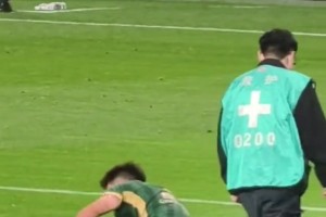 现场的申花球迷：浙江队球员多次上演医学奇迹😁