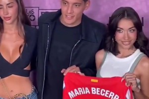 小蜘蛛左右都有美女相伴😍阿尔瓦雷斯看起来有点羞涩呢~