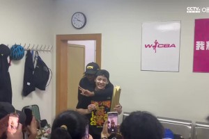 3-1强势夺冠！获FMVP的杨舒予手捧奖杯 与队友开心合影~