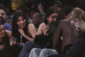 小里夫斯扑进观众席，旁边美女拉丝的眼神...