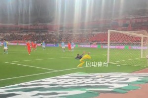 泰山队主场对阵深圳30分钟进4个球，克雷桑低射破门后花式庆祝