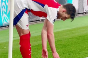 枪迷心中最靓的仔！赖斯主罚角球时受到球迷热烈鼓掌和欢迎