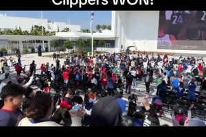 都很兴奋啊！快船球迷在球馆外面看着大屏幕庆祝球队拿下勇士