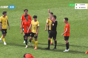 比姆巴佩抬的还高😱，中冠球员亮鞋钉凶狠蹬踏被裁判直红驱逐