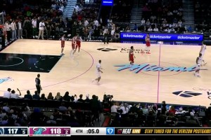 太致命！热火发球回场失误，卡林顿顶着两人防守极限压哨绝杀！