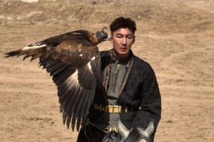 柯尔克孜族的勇士！前新疆球员可兰白克骑马穿着民族服饰驯鹰~