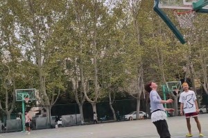 不是！你们山西外援合同还包括搬水的？