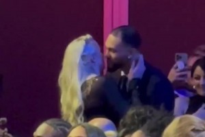 郎才女貌！萨格斯女友“美国晴子”海莉被选中💋两人接吻庆祝