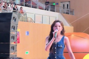 美翻了！美女主持人马凡舒身穿牛仔短裙唱《有点甜》