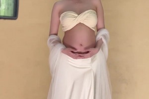 椰子晒孕照：凸起的小腹是生命的山丘