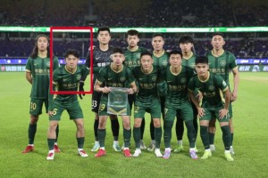 赛前已得知？浙江首发合影似乎特意空出一人，此前合影未分散过