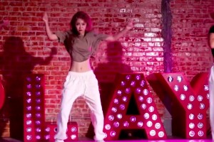 周玲安大秀热舞 腹肌非常抢眼！😍