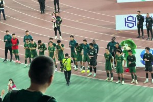 赛后谢场球迷高喊布彭扎，有的浙江球员忍不住哭了😞