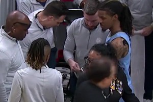 这吃的啥？莫兰特受伤后意思在场边吃药