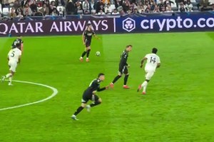 现场视角看小马丁绝杀球，梅里诺刚停好球，马丁内利直接开始冲刺