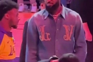 球迷应该很开心吧！此前比赛詹姆斯飞吻回应美女球迷的呼唤！