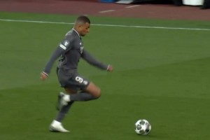 姆巴佩这球的处理被网友质疑！左脚不会打门吗，非要调整到右脚！