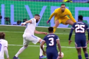 伯纳乌奇迹！2022年本泽马连入3球戴帽！皇马3-2大逆转淘汰巴黎！